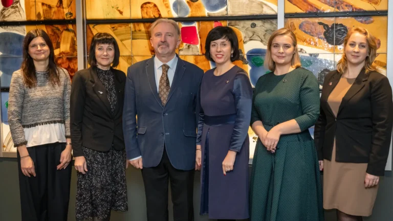 Bibliotekininkų atstovė Lietuvos kultūros ministerijos Kultūros ir meno taryboje, Lietuvos audiosensorinės bibliotekos direktorė Inga Davidonienė, Savivaldybių viešųjų bibliotekų asociacijos prezidentė Danguolė Abazoriuvienė, Apskričių viešųjų bibliotekų asociacijos pirmininkas prof. dr. Bronius Maskuliūnas, Lietuvos Respublikos kultūros ministrė Vaida Aleknavičienė, Lietuvos bibliotekininkų draugijos pirmininkė dr. Laura Šimkevičė, Lietuvos Respublikos kultūros ministrės patarėja Aistė Šliožaitė-Snarskienė.