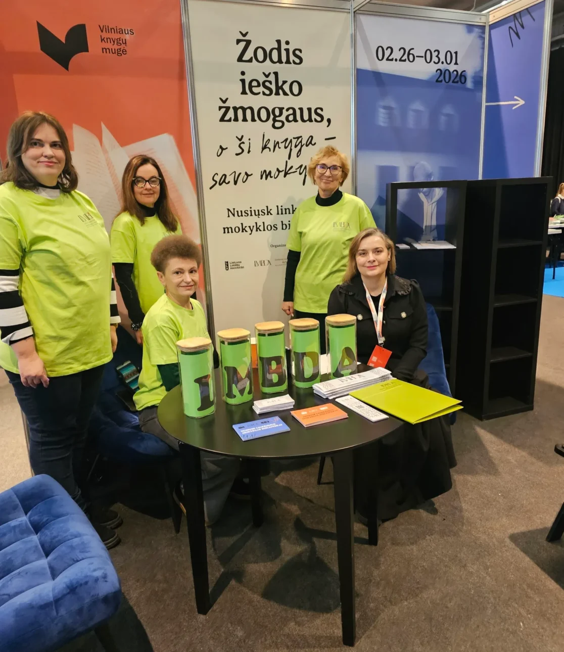 Lietuvos mokyklų bibliotekų darbuotojų asociacija narės, sėdi Lietuvos mokyklų bibliotekų darbuotojų asociacijos pirmininkė Žaneta Pratusevičienė, Lietuvos bibliotekininkų draugijos pirmininkė dr. Laura Šimkevičė